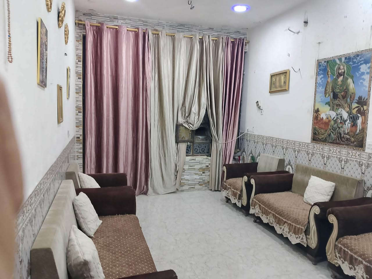 سلام عليكم بيت للبيع مساحته 100متر سند زراعي بناء حديث بيت طابقين الطابق الثاني يحتوي على غرفه و صاله وخدمات معزول عن البيت العنوان بغداد الشعب الاستفسار ***********
