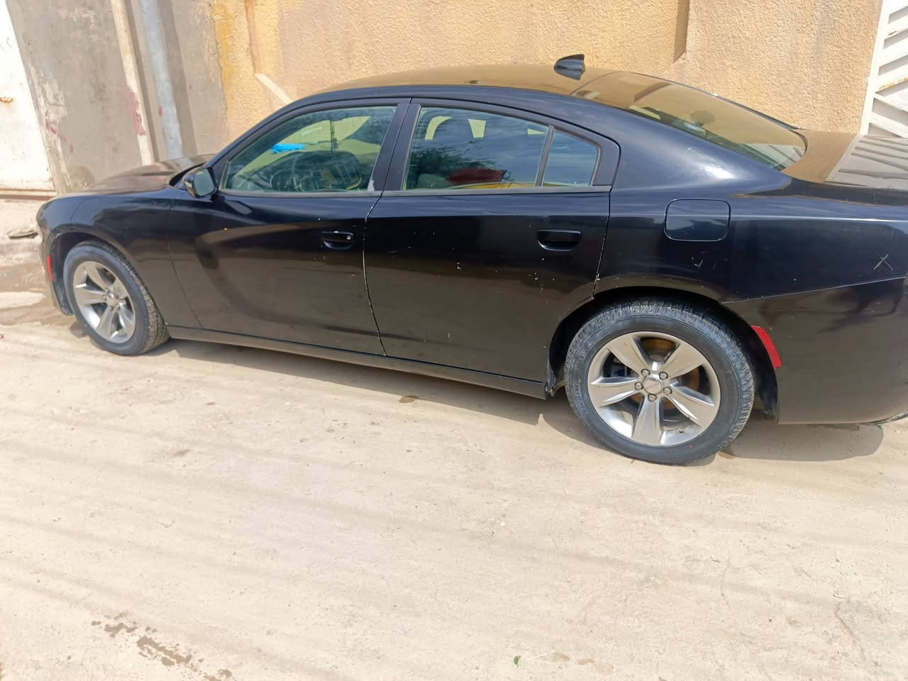 السلام عليكم
جارجر  موديل 2016 اصل فول عده الفتحه ظربته قليل بالبنيد مشتغله على البارد والجاملخ نفس البنيد شبر وطخه بالإيمن كله على البارد السياره جاهزه على الاخير تخم تاير صار يومين من بدلته وحداديه صار 15يوم سويته 
السعر 155وبيه مجال *********** المكان ذي قار الشطره
