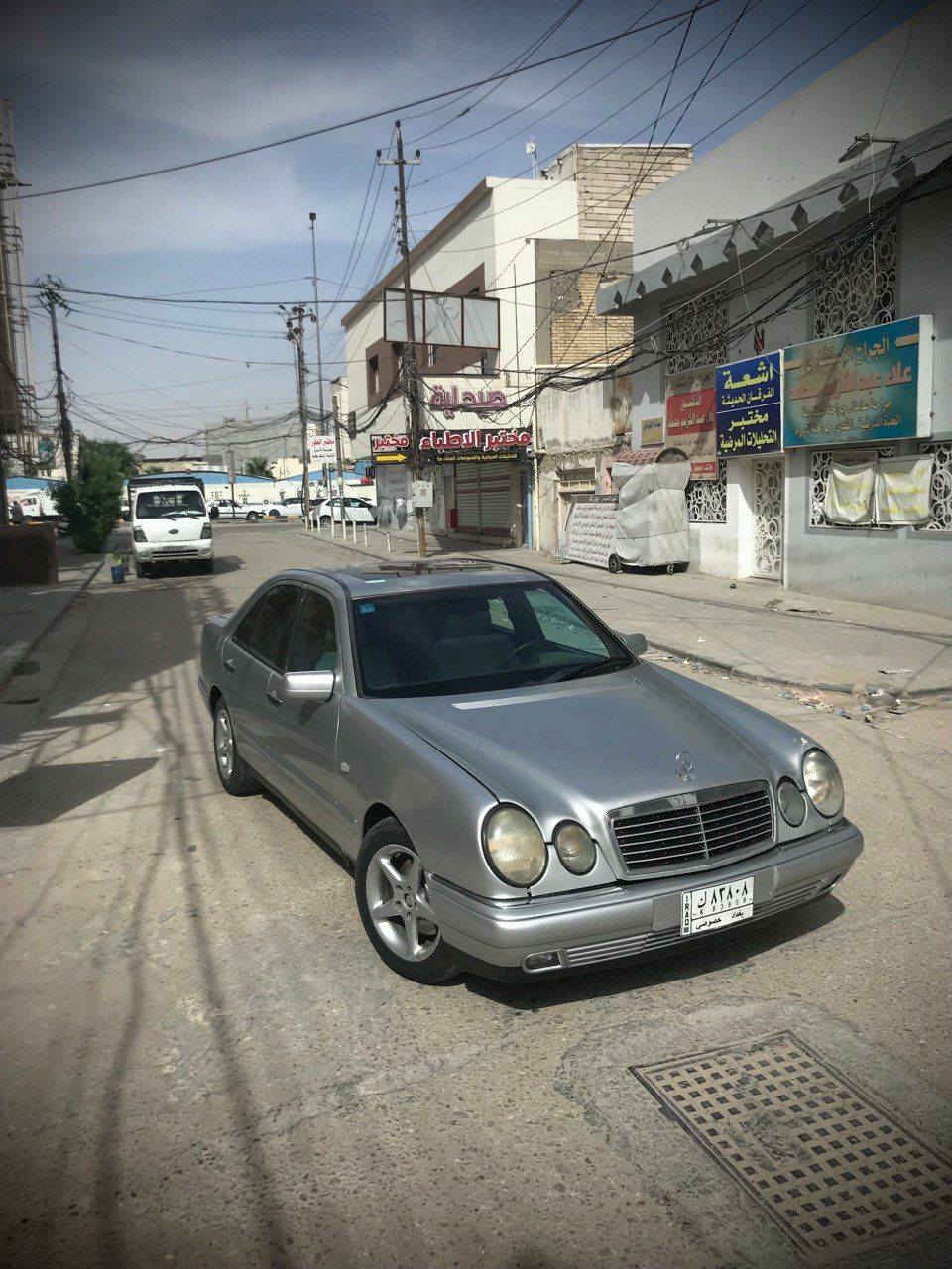 السلام عليكم 
للبيع مارسيدس ام عيون E320 
مديل 1996 
مكينه خراطيم 320 جديده 
جام اربعه كهرباء 
فتحه سقف 
نظام ABS بيريك اربع تايرات 
تراكشن مود مانع انزلاق 
تخم تاير جديد 
كروز مثبت سرعه شغال ازيد السرعه وتنقص من اليده 
ويل نجمه قياس 16
دواخل جديده 
تبريد ثلج ☃️
حداديه جديده من الطول لطول 
سستم سماعات كله شغل 
ماسه جام بوش وزراكات كله شغال 
مري جانبيه كهربائيه 
ثلاجه شغاله 
                            سعر :75 وبيه مجال 
رقم بغداد بأسمي 
عنواني النجف لاشرف 
استفسار اكثر اتصل عليه واتساب موجود 
***********
