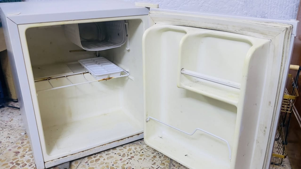 ثلاجة للبيع نضيف جدا مابي اي ضررسعر 50الف عندي مجمدة للبيع شغال 125 عندي كاروك تركي سعرة75 مكاني مدينة صدر اتصل عل واتس اب: ***********
