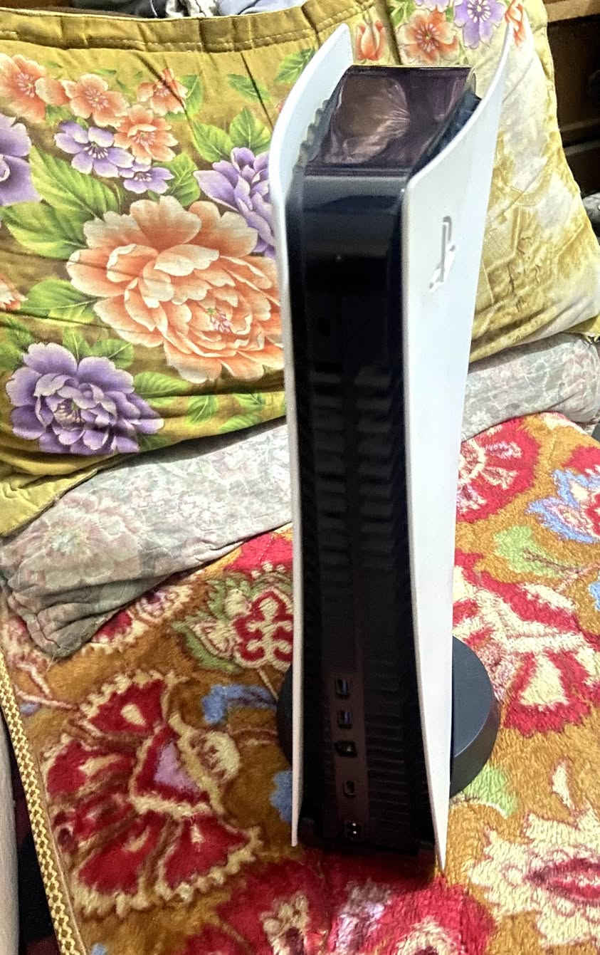 السلام عليكم بلي فايف فات للبيع نضيف ما مفتوح مع 3اقراص وجوستك و كيبل hd و كيبل تشغيل مكاني بغداد السعر 550 وبي مجال قليل للتواصل على الرقم ***********
