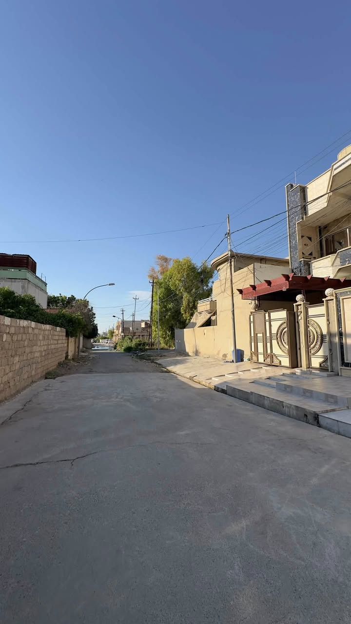 ‼️بيع مستعجل‼️
دار للبيع في حي السماح قرب شارع اربيل

موقع مميز قرب الشارع العام
مساحة الدار ١٢٥ متر وبواجهة ٦ ونص
يحتوي على طابقين ونص 
يحتوي الطابق الارضي على غرفه نوم سويت وهول واستقبال ومطبخ وصحيات وكراج وصحيات خارجية
يحتوي الطابق الثاني على غرفه نوم سويت وهول واستقبال ومطبخ وصحيات 
يحتوي الطابق الثالث على غرفه نوم سويت وهول وسطح ناصي وعالي

بناء الدار حديث وجاهز

للاستفسار اكثر مراجعة مكتب صفوان السنجاري الكائن في شقق الخضراء مقابل السيطره القديمة

أو الاتصال:***********
***********
