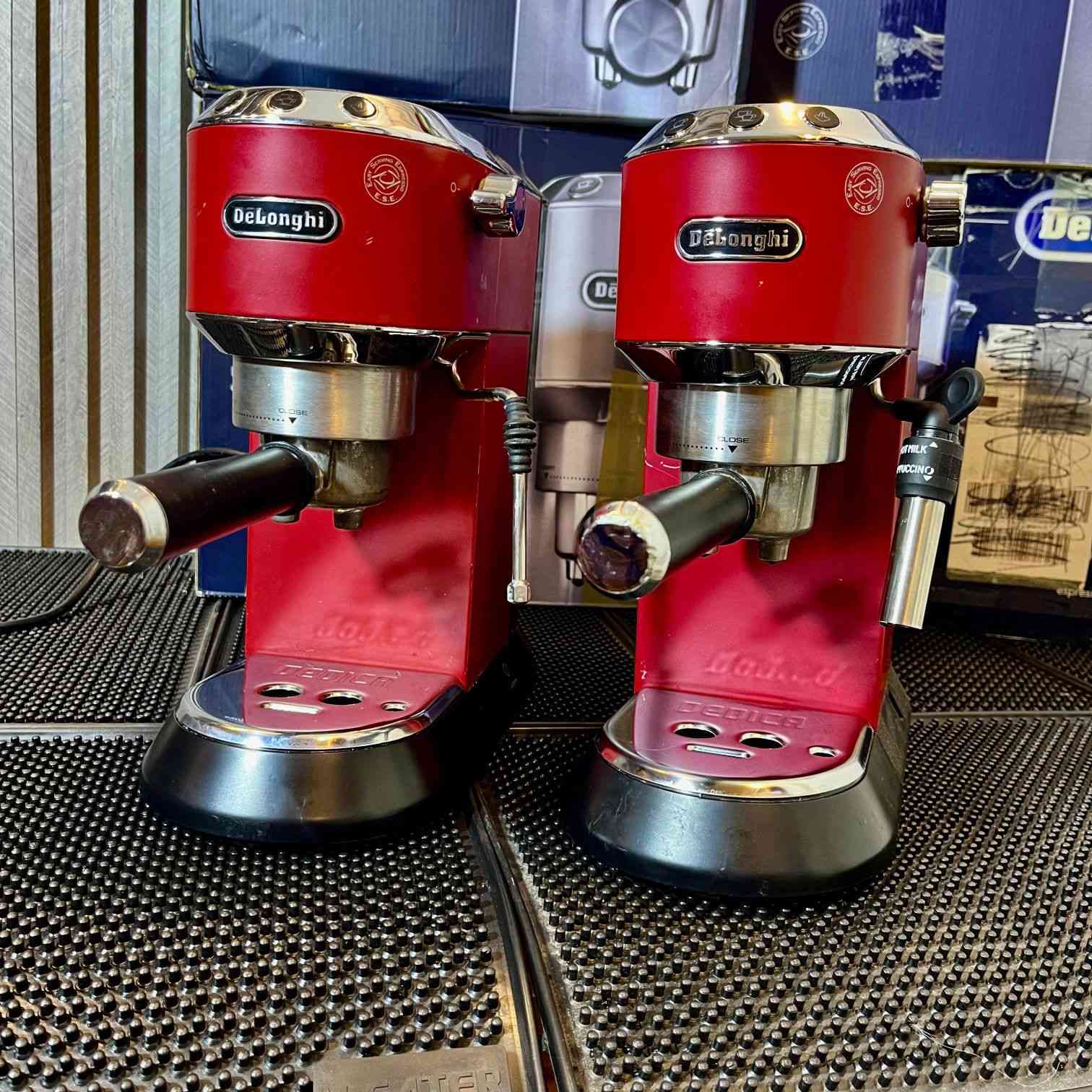 ☕️ متوفر ماكينة القهوة ديلونكي ديدكا EC685
الخيار المثالي لعشاق الإسبريسو بتصميم نحيف وأداء قوي للمنازل .
✅ ألون الفضي + الاحمر + الزيتوني
✅ ضغط 15 بار لاستخلاص كريما ممتازة وطعم غني
✅ قدرة 1450 واط تسخين أسرع وأداء ثابت
✅ نظام Thermoblock جاهزية خلال ثواني
✅ ستيمر احترافي لتبخير الحليب وعمل كابتشينو ولاتيه
✅ تعمل على البن المطحون + بودات ESE
✅ خزان ماء 1.1 لتر قابل للإزالة
✅ هيكل ستانلس ستيل أنيق ومتين
✅ تحكم سهل بأزرار مضيئة
✅ صينية قابلة للتعديل للأكواب المختلفة
✅ إطفاء تلقائي وتوفير بالطاقة
📏 الحجم: 14.9 × 33 × 30.5 سم
🔥 ماكينة عملية، قوية، ومناسبة لكل من يريد قهوة احترافية بالبيت
📩 للحجز والاستفسار راسل الصفحة


**إذا كنت صاحب هذا الإعلان وتريد حذفه لأي سبب، رجاءا أرسل رسالة إلى الدعم الفني**