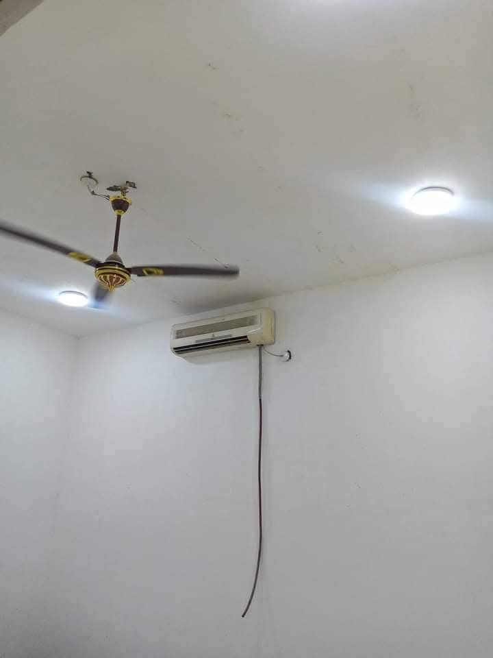 سلام عليكم بيت للايجار وللبيع تجاوز يتكون من 4 غراف وصاله ومطبخ وصحيات وطارمه جبيرة  كهرباء خطين ماي سيح وبي تانكي ومروح الاتصال *********** الايجار 250 مقدمه شهرين
