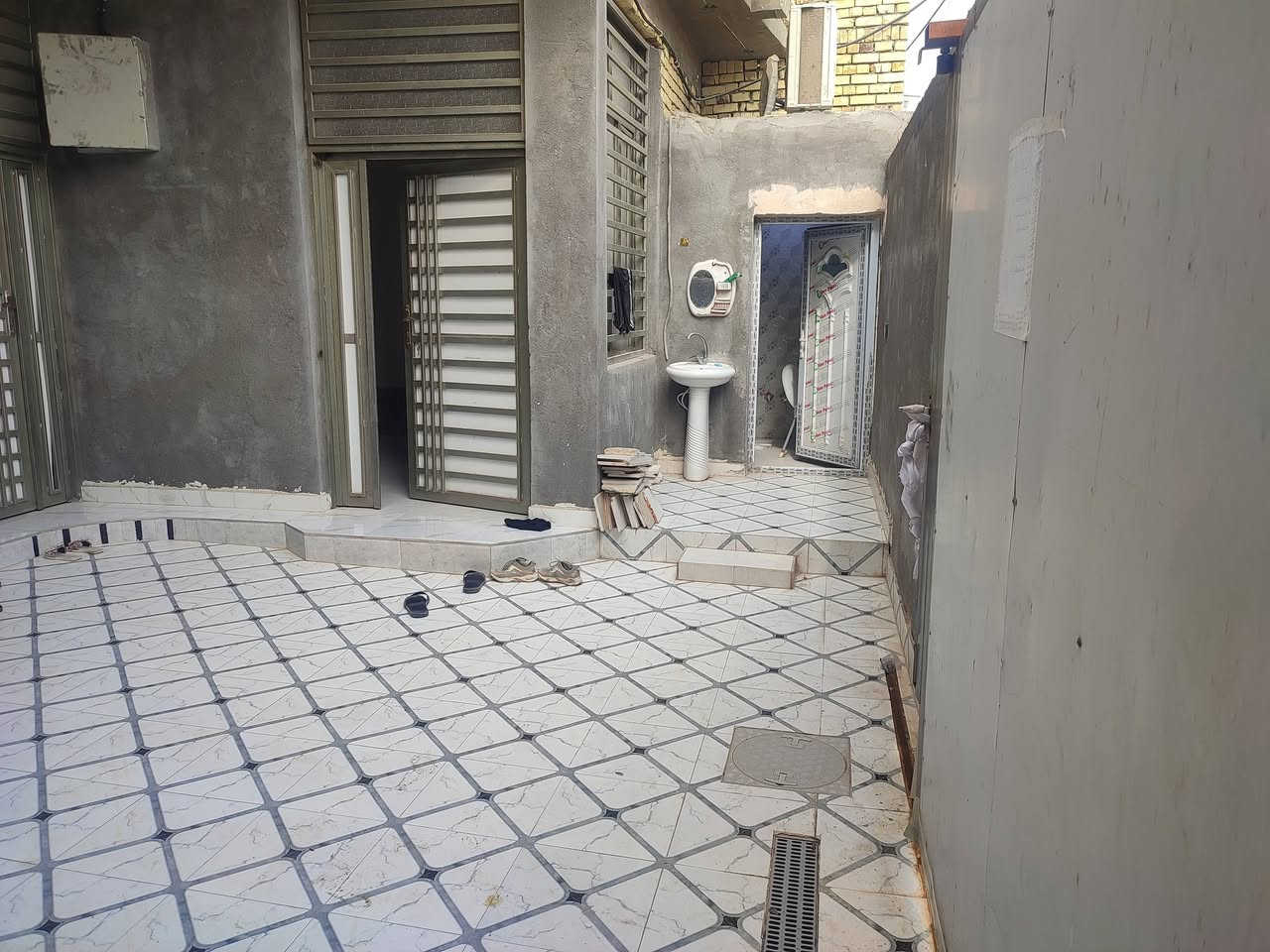 بسم الله الرحمن الرحيم
سلام عليكم .
بيت للبيع 200متر طابقين صب كونكريت بناء حديث .
.ساحب عليه اسكان 70مليون وباقي منهن 63 يريد يحولهن عليه ويدفع كل شهر 
وينزل سلفه من سعر البيت
العنوان .حي اور الثانيه .قرب مدرسه الجماهير . (   ناصريه )
البيت على ساحه وحديقه  .وشوارع كله تبليط .كلشي قريب عليك ومنطقه هادئه ومرتبه . البيت بسمي   
تواصل على رقم *********** 
البيت مرتب  الي يحب يتواصل وياي على هذا الرقم 
او ماسنجر
البيت بيه نقص .الدرج مامطبك  كهربائيات طابق ثاني 
سطح مامشتغله بعده  وغرفتين مامخمرات  والباقي كلشي جاهز 
وسعر 360 وسلفه تنزل من سعر الكلي يعني 290  وبيه مجال
..

..البيت بيه 

غرف عدد6 . .2جوه مساحه كل وحده 5×4  ....4غرف فوك وحده مساحته 8×4وحده 6×4،    و2 مساحتهن 4×5

دوانيه 8×4
صحيات عدد3 .2جوه واحد فوك 
صالتين وحده مساحته 8ونص×4  وحده 7×4
مطبخ 5×4
طارمه البيت تدخل بيه سياره 
  
صلو على محمد وآل محمد
اذا مو شراي لا تخابر وتسولف اهواي
