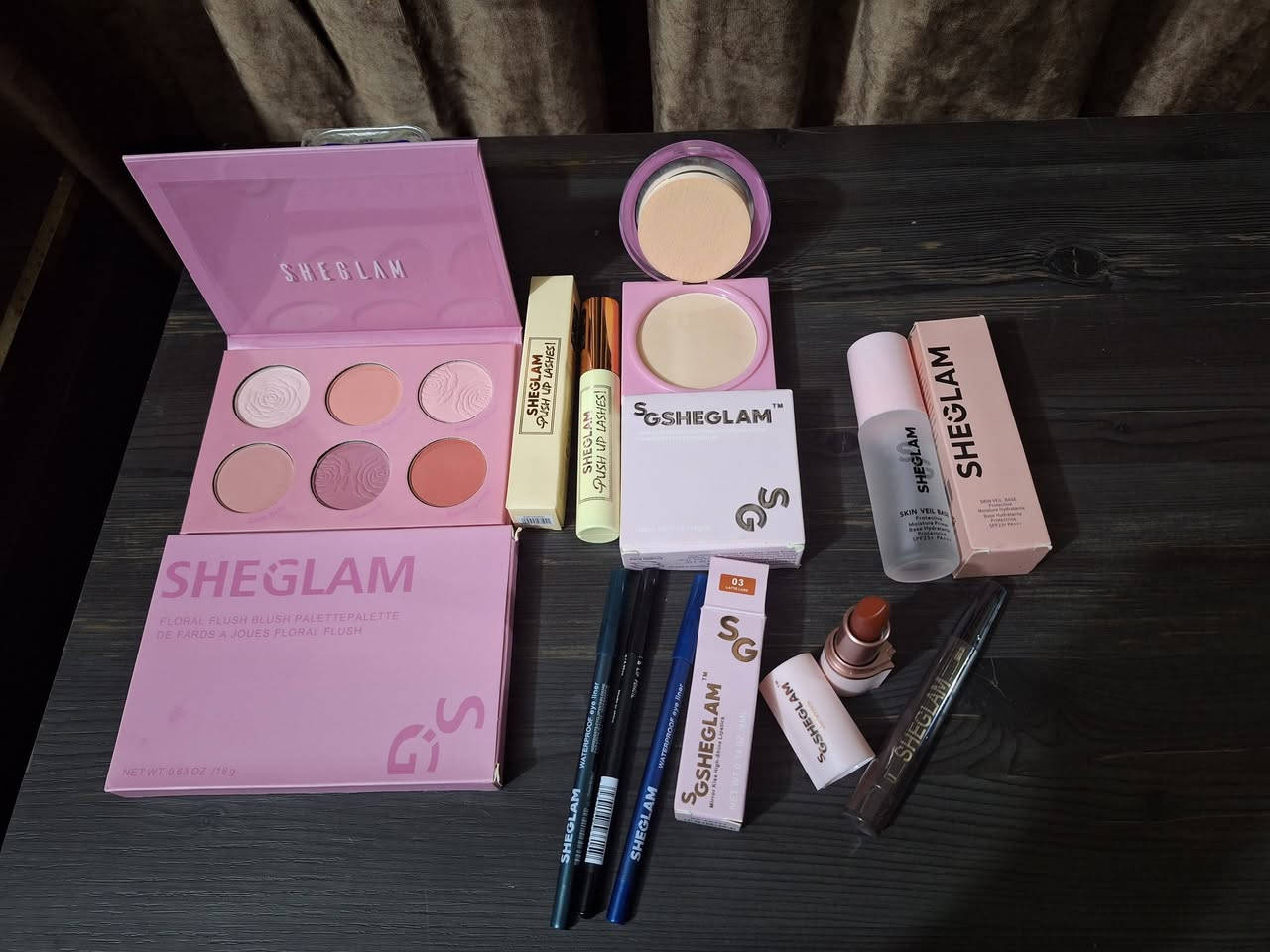 السلام عليكم متوفر هذا البكج متكون من ٩ قطع
1_ برايمر شيكلام بي نسبة ترطيب ونسبة واقي شمس 23 بالميه 

2_باودر شيكلام درجته 2 متكون من طبقتين كما موضح بالصورة 

3_باليت بلاشر شيكلام الونه تجنن

4_مسكارة شيكلام سواد فاحم 

5_ قلم حاجب من شيكلام شعرة شعرة لونه بني يوالم جميع الوان البشرة

6_ حمرة ستك من شيكلام لون مشمشي 

و٣ قطع هديه الي هم كحل لون ازرق من شيكلام 

وكحل لون تركوازي من شيكلام 

وكحل لون اسود من كيكو سواد فاحم جميع المنتجات اصليه سعر البكج 25 مع التوصيل داخل المحموديه  وتوصيل محافظات ٣ ألف فقط على هذا البكج 

يوجد كروب ع الواتساب انشر بي جميع منتجات الالماني والكوري والاوربي وتوصيل داخل المحمودية ألفين فقط ومحافظات ٥ ألف الي تحب تراسلني واتساب اضيفها بالكروب رقمي ***********
