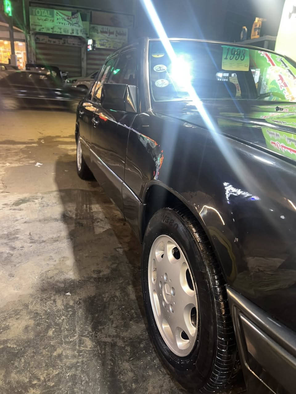 مارسيدس دب للبيع بلادي محرك وكير بلادي موديل 1993 رقم شمالي دهوك بدون اي نقص جاهزه للاخير بدون اي ضربه او معجون او ضرر صبغ عام جماليه فقط تخم تايرات جدد تدفئه تبريد كله شغال كل كهربائياتيها شغاله كله على وضع الشركة جديده بمعنى الكلمه مكانها ديالى بعقوبه السعر 60 وبيها مجال حك الجيه للاستفسار الاتصال على الرقم ***********
