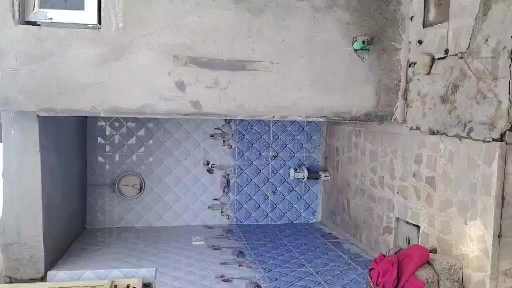 بيت للايجار حي الانتصار شارع 60 من جهة الميثاق خلف جامع الغرباء مساحة 100 متر يتكون من غرفه وهول واستقبال ومطبخ وصحيات وبيتونه  سعر الإيجار  200 الف
***********
