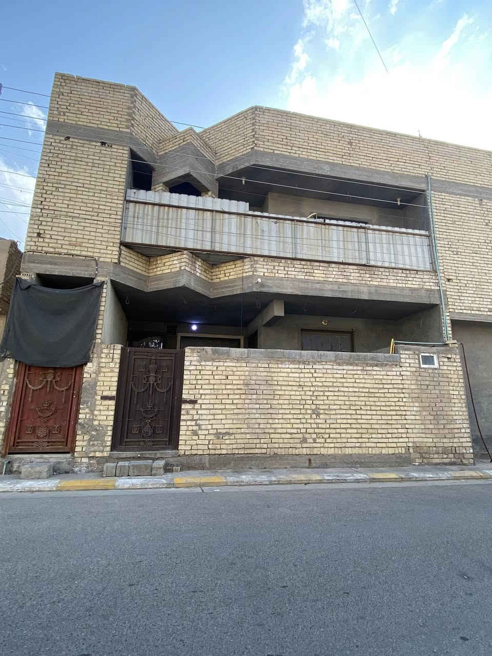 السلام عليكم 
دار سكني(للبيع)(حي المعلمين)
في الفلوجة قرب جامع(سعد)
المساحة(117)متر
شارع(15)
طابقين مفصولات عن اخر
استثمار او سكن 
السعر(165مليلون)
مكتب دار الملوك للعقار
***********واتساب
***********
