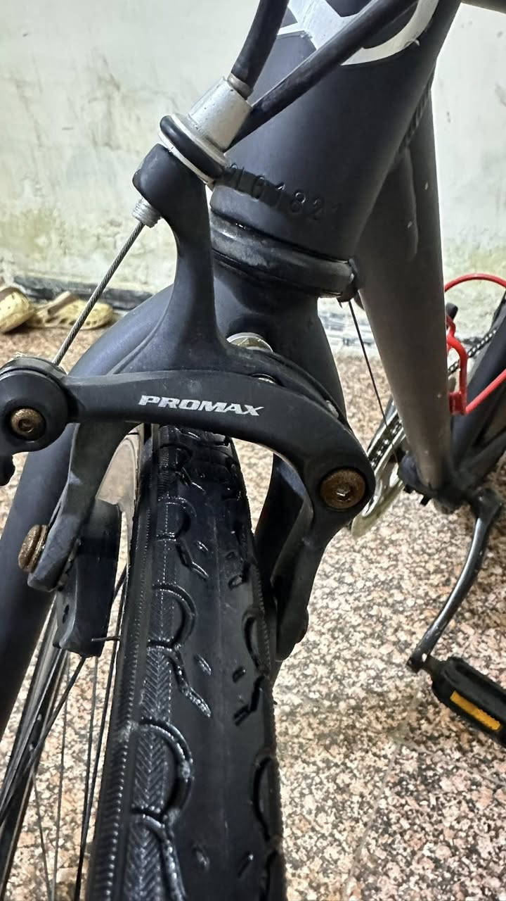 بايسكل C700 للبيع كامل مواصفات بعده اخو الجديد  المنيوم بلكامل وزنه 5 كغم مماشي هواي كله وكاله كامل خلي سعر يرضه الله واخذه مستعجل على بيعه ***********
