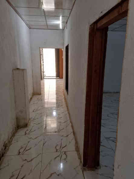 بيت للايجار البصره ابي الخصيب منطقه العوجه المساحه 150م  وإلسعر  250 الف في شارع المختار يتكون من غرفتين ودوانيه ومطبخ وحمام كله سراميك وسقف ثانوي كل البيت داخل وخارج البيت وتأسيس ماي جديد وتأسيس كهرباء جديد البيت كله جديد غريب شارع عام عشار وشارع عام ابي الخصيب وشارع الوسطي رقم ***********
