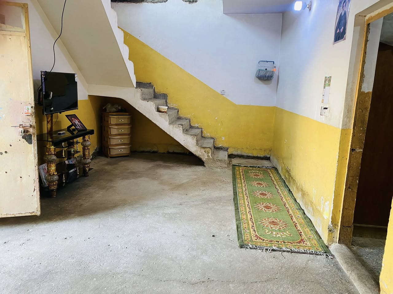 بيت للبيع في البلديات المعسكر ٢٠٠ متر للبيع ***********
