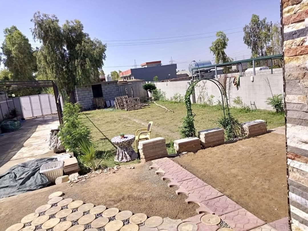 بيت للبيع مساحه ٧٠٠م في كركوك شارع حولي مقابيل صناعه جديده على طرف بيوت بنجى علي بيها بيت كامل فول كاشي سيراميك غرفتين نوم واستقبال وصحيات وحديقة مرتبه والأشجار وبئر ماء وبيها ماء اساله وكهرباء وطني وخط مولد سحب سعره ٦٦ مليون للمزيد من المعلومات اتصال على رقم مبايل ***********
