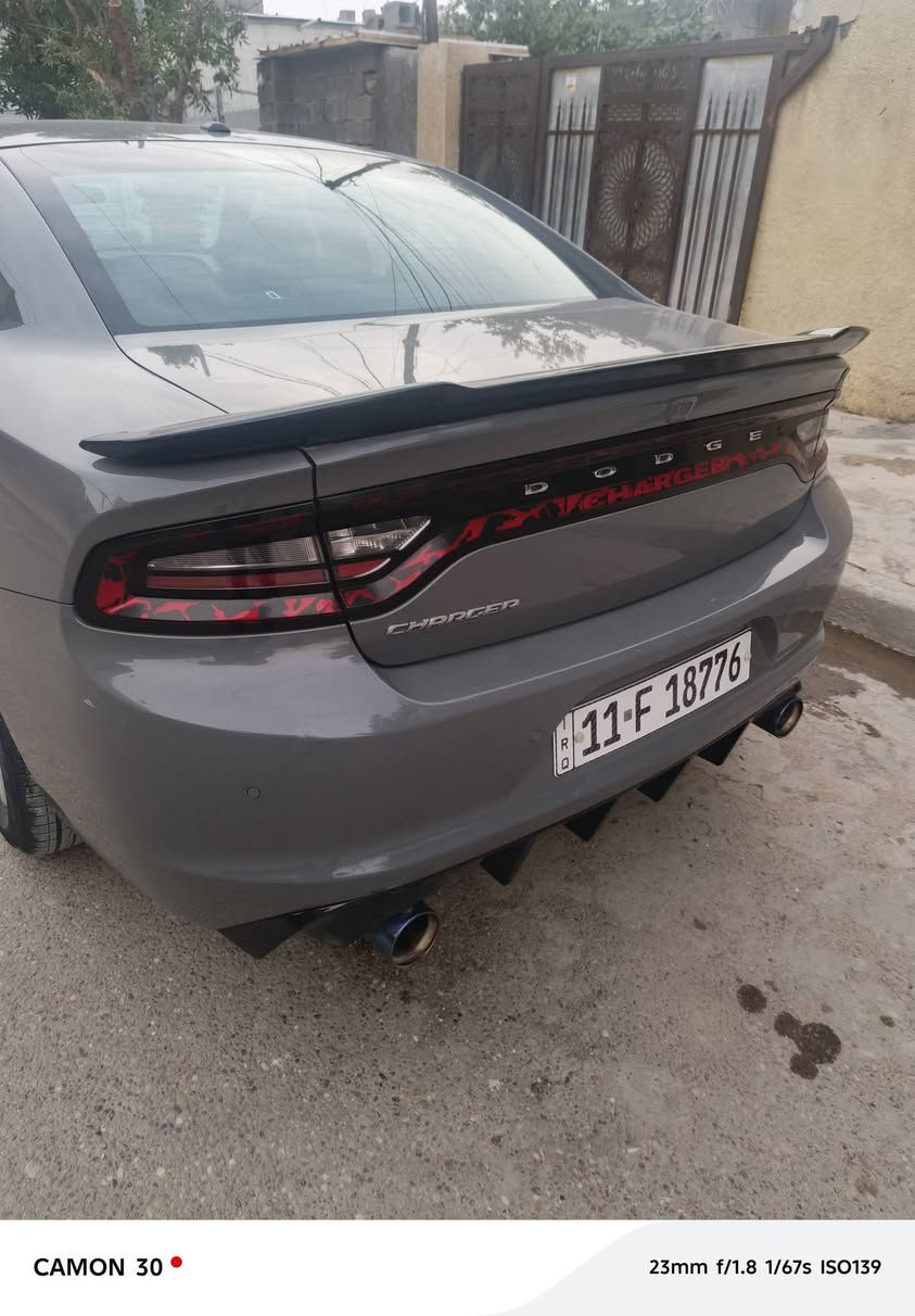 السلام عليكم
جارجر موديل 2019 لون مميز سمنتي فول موصفات حادث بنيد بدون دواخل 
محرك كير صدر كهربيات كلها جدد 
تخم تاير ويل جديد 
مابيها صبغ بس بنيد 
ماشيه 66 
يعني سياره مو مال خط 
سياره مال جناي 
وسياره كلش جديده 
سعر 205 وبيها مجال مكاني بغداد الزعفرانيه  
***********
