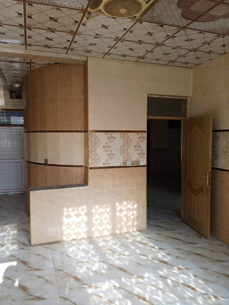 السلام عليكم
دار سكني حي دوام المعمل ركن الربع الأول
المساحة ٢٣٠ متر
عرض الشارع ١٠ متر و ١٢ متر
الواجهة ١٢ ونص متر
طابقين ٤ غرف نوم ملحقات كامله
حديث بناء سنة ٢٠٢٠
فارغ حاليا
السعر عل خاص او الاتصال ***********
