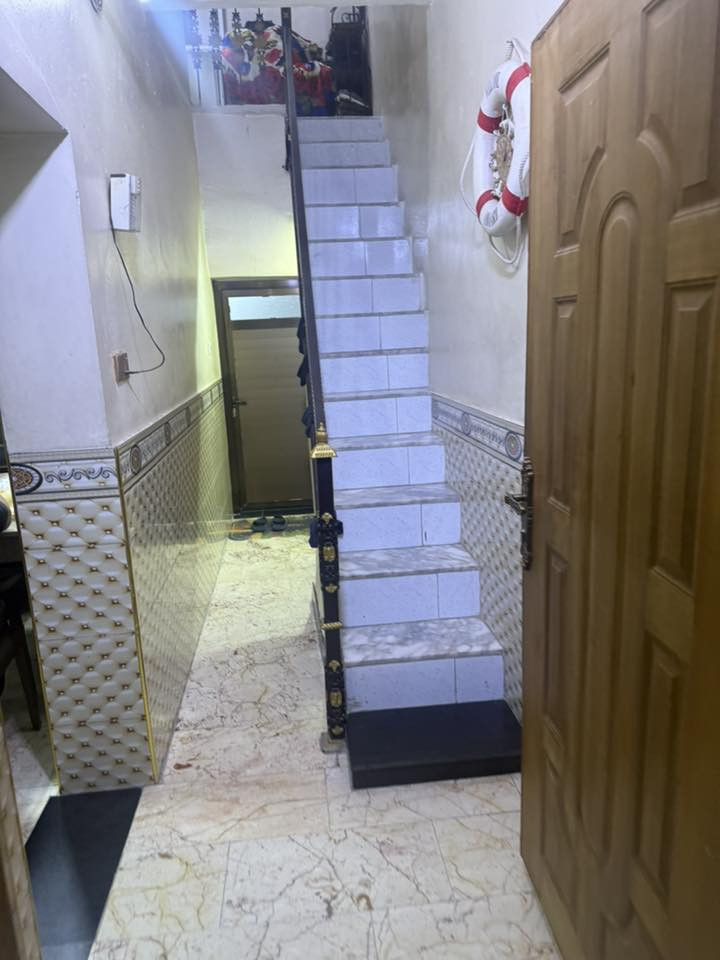 سلام عليكم دار للبيع مساحته 63 متر واجهة 5 ونزال 12 ونص طابو صرف استقبال ومطبخ و ترك و حمام داخلي وخارجي وفوك غرفه نوم وبسطح مسوين مخزن للأغراض مرمم درجه أوله سيراميك و مرمر واضح بتصوير مكانه رئاسه العبيدي قريب على سوك الرئاسة وقريب على مدرسه نداء السلام برأس شارع صايره يعني بل بداية مو جوه. طابو صرف مو زراعي   وهاذ رقم لاستفسار.  *********** بي واتساب
