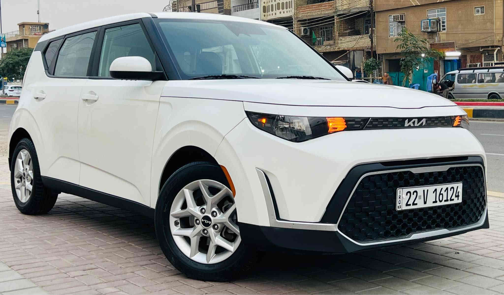 السلام عليكم ((للبيع فقط بدون مراوس))                
كيا سول ( موديل 2023 ) ( الشكل الجديد )
 ( بجم كبس ) ( بدون ايرباك ) ( لون ابيض )
رقم اربيل  ترقيم جديد هزه فحص كله جديد
بسم شركة معروفه وكاله او تحويل مضمون100‎%‎ 
هزة مال السيارة 100‎%‎ ( السيارة جديدة جدا )
ضرر السيارة جدا بصيط شخط بلبابين والجاملغ بجم كبس بدون اي دواخل بدون ايرباك
( ماشية 35 الف مشي امريكا فقط ) ترقيم جديد
( موصفات S )
رادار جانبي نقطه عمياء  
محرك 2000 دوش  
رادار امامي. تنبيه توقف ذاتي
تحديد مسار 
اطفاء ذاتي عند التوقف السيارة
ويل كب بلادي شركة
تيرات نكسن بلادية مال شركة
شكن USB خلفي
شاشة حجم كبير + خزن ميموري 
نضام car play لعرض الهاتف والخرائط
فول تحكم ستيرن كروس سرعة
3 وضعيات قيادة
شاشة جبيرة
صندوك بصمة 
دسكات خلفي امامي 
ارضيات الشركة + كتلوكات الشركة
سبير وعدة الشركة
السيارة على وضعية الشركة
سيرفس كامل دهن+ فلاتر السيارة كاملة مكملة
لسيارة جاهزة بدون اي نقص واي مصرف مابيها  
مكاني بغداد / شارع فلسطين
اي ستفسار هذه رقمي/ *********** وتساب بغداد
