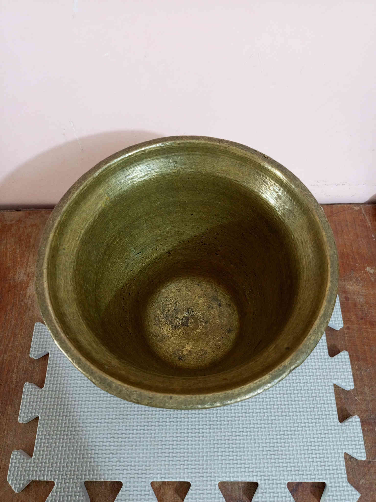 الأصلي هاون قديم جداً ارتفاع 18ونص سم واليده 30سم،
للبيع ‏‪***********‬‏ يوجد توصيل كافة المحافظات
