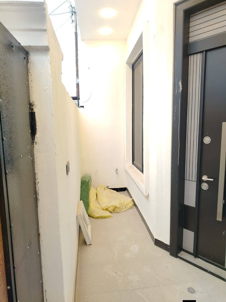 #لدينا_دار_للبيع مساحه 100 متر واجهه 6 وربع ونزال 16 طابو زراعي سند 25 قرار محكمه البيت يحتوي على4 غرف نوم وصاله وستقبال ومطبخ  العنوان بغداد الدورة مدخل البوعيثه مجمع السلطان الثالث 
هاتف ***********
***********
