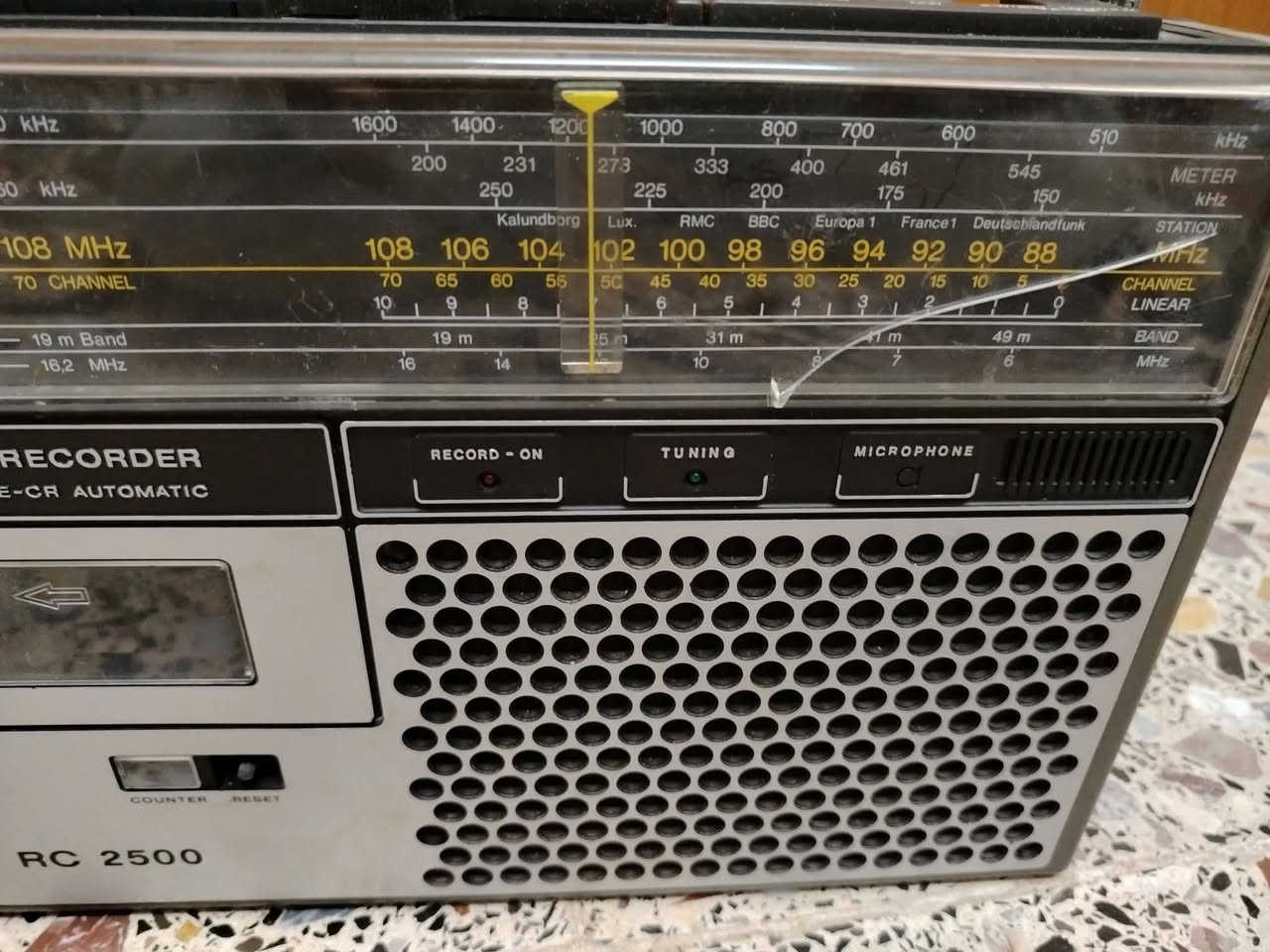 السلام عليكم ورحمة الله وبركاته
اخوتي الطيبين ،
متوفر راديو مسجل الماني الصنع ماركة Itt RC2500 غني عن التعريف لان شركة معروفه للجميع بتميزها وجودة صناعتها 
يحتوي على اربع موجات Fm mw sw Lw
الراديو شغال وسحب قوي جدا بس المسجل بي خلل يمكن يحتاج قايش اوترتيب ، وزن الجهاز ثقيل ، الجهاز نظيف جدا ، السعر  ٧٠  ألف اي سؤال مراسلة الخاص رجاء عنواني النجف الاشرف وتحياتي للجميع


**إذا كنت صاحب هذا الإعلان وتريد حذفه لأي سبب، رجاءا أرسل رسالة إلى الدعم الفني**
