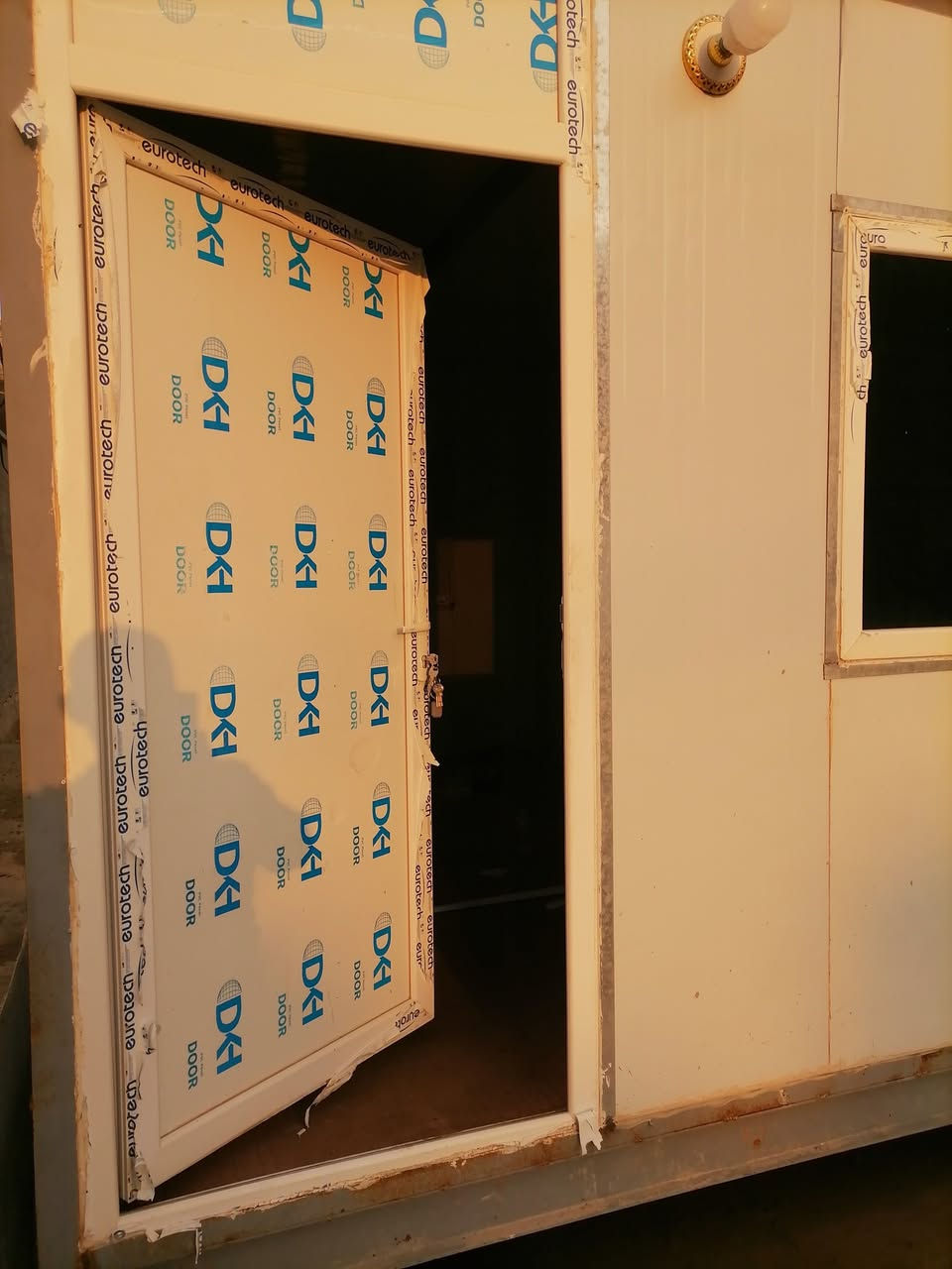 يوجد لدينا كرفان البيع مكان حديثه حي العسكري قرب اذاعه رقم الهاتف ***********
