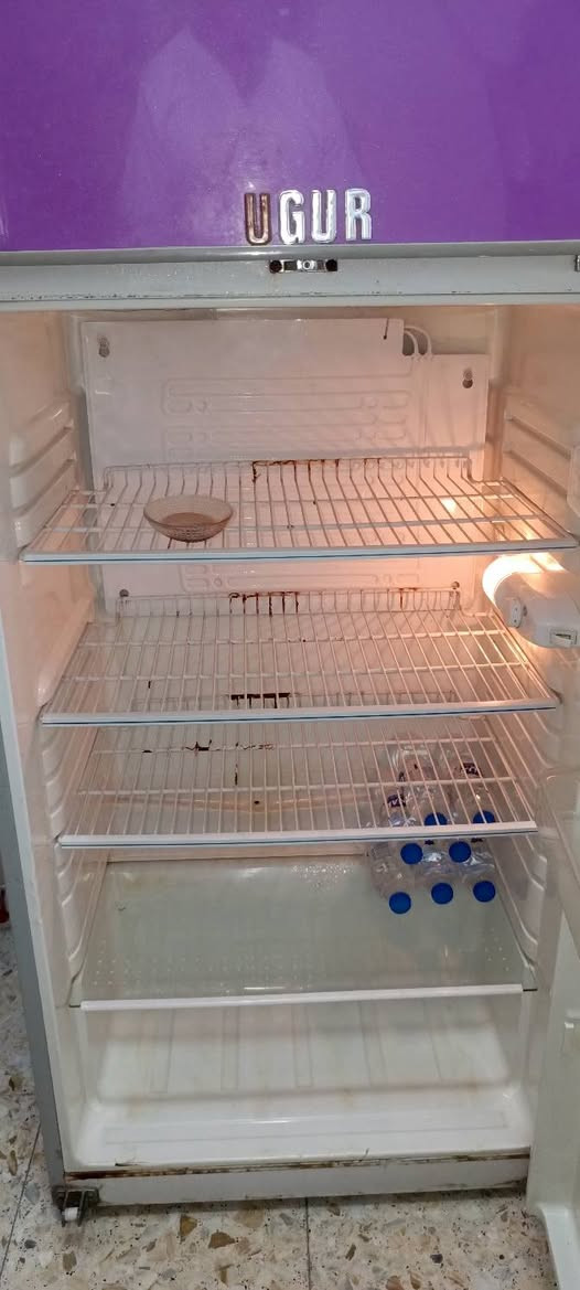 السلام عليكم ثلاجه يوجر للبيع كلشي مابيها ونضيفة جدا السعر 150 الاستفسار على الرقم ***********
