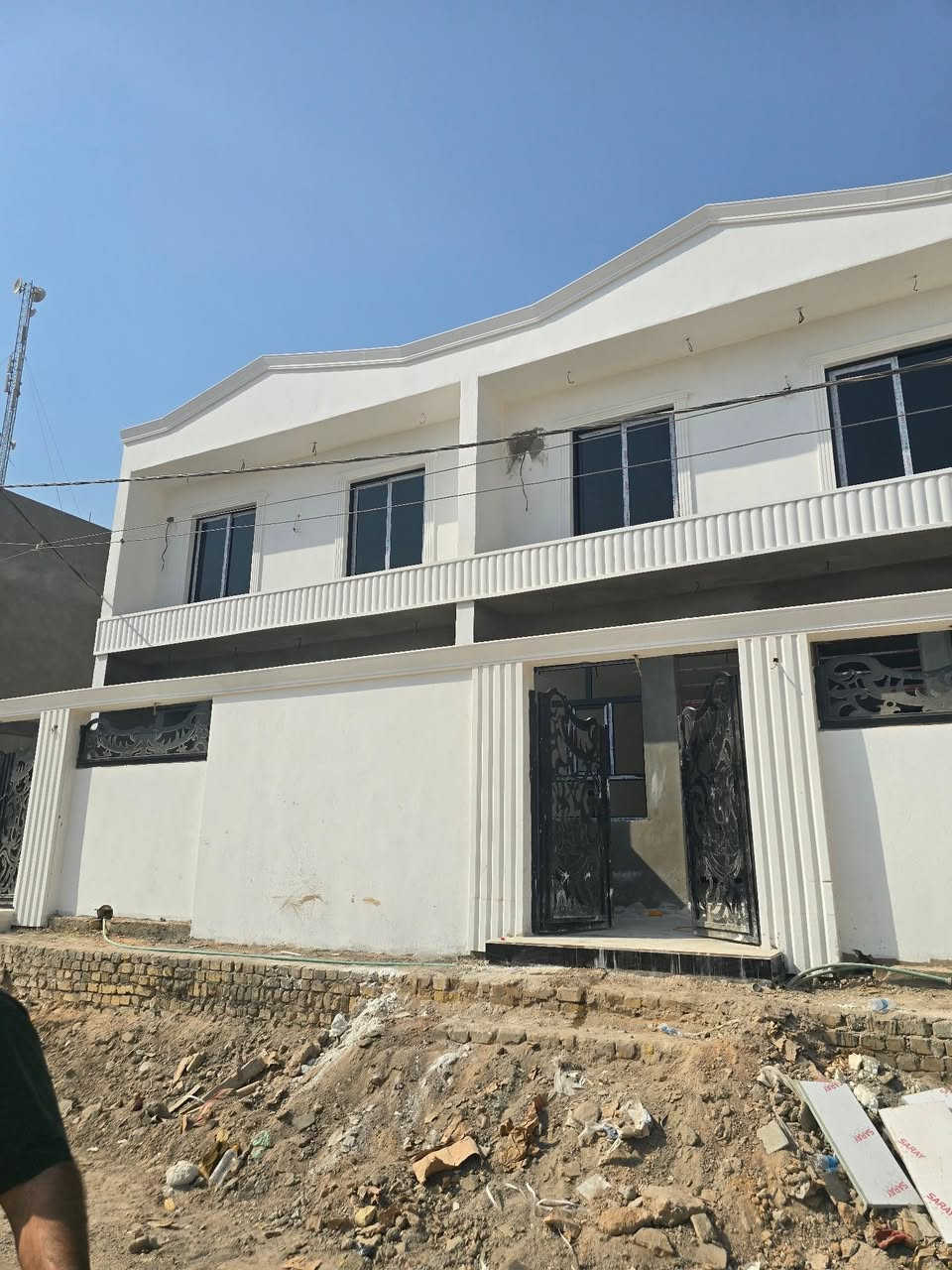 تونات عدد 3 للبيع 
ام الخيل الثانيه خلف السكه 
طابو زراعي سند ( 25) 
____________________________
المساحه / 133 متر  الدار الواحد 
الواجهه / 7 متر 
طابقين كونكريت مسلح 
_____________________________
محتويات الدار الواحد 
3 غرف نوم / صالات عدد 2/ استقبال/ مطبخ/ مجموعتين صحيه/ طارمه 
_____________________________
للأستفســار/ مراجعـــــة مكتـــب النخبه للعقار والمقاولات العامه الكائــن حي العروبه شارع المتحف مقابل ايسي كريم الإيطالي او الاتصال على الأرقام التاليه 
***********
***********
