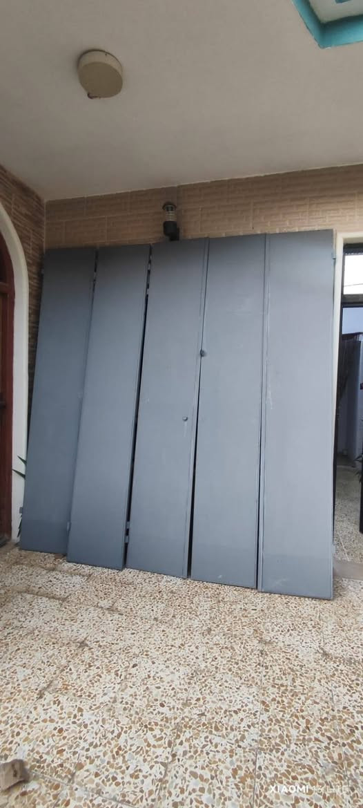 باب 🚪 محل للبيع نظيف+ باب 🚪 تك واحد. حي الصديق ***********
