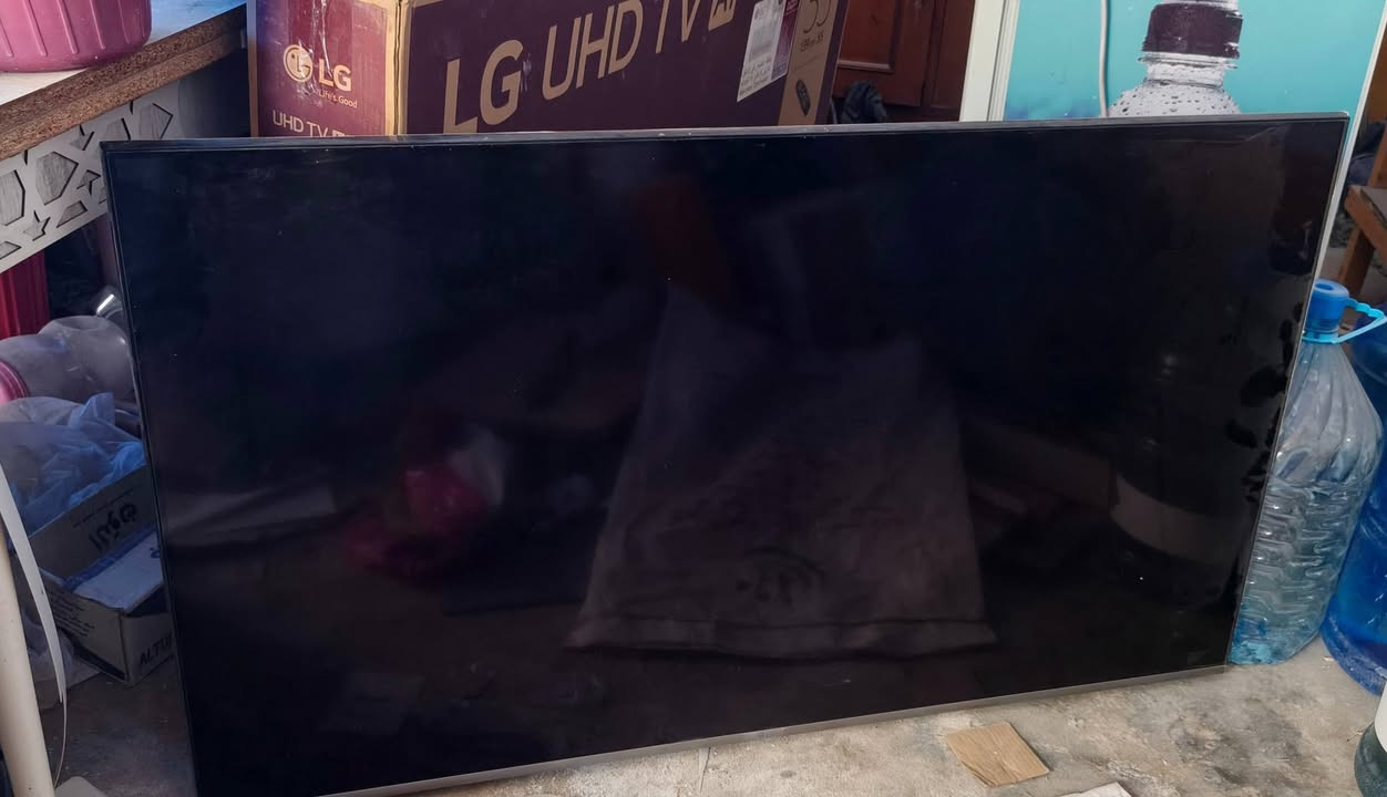 السلام عليكم
شاشة ( LG ) حجم 55 سمارت للبيع 
الشاشة عاطلة بحاجة الى تبديل كارت النظام 
الشاشة اصليه مشتريها من شركة LG 
تحتوي على برنامج لجميع برامج التواصل الاجماعي دقة الشاشة ممتازه السعر ( 200 ) الف دينار
العنوان / البصره / الزبير 
هاتف / ***********
