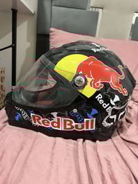 خوذة للبيع بيها فتحات هواء و قفل عل رگبة و اسنفج حماية  ب 60 الف اليري...