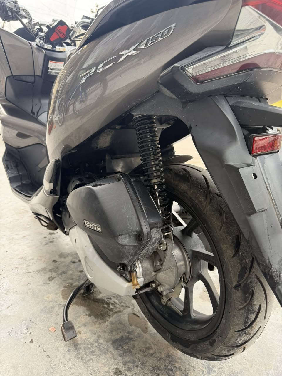 PCX 150 جيل ثالث ياباني 🇯🇵
الي يعرف الـ PCX يعرف شنو معناها… راحة + قوة + صرفية قليلة

الدراجة مو مجرد شكل، وصور وصول المزاد مال اليابان موجود هم
هذي مضمونة استخدام ونظافة حقيقية

✔️ محرك 150cc ناعم جداً (يمشي بدون أي صوت أو رجّة)
✔️ ما بيها ولا فلس صرف – جاهزة 
✔️ اقتصادية جداً بالبنزين (تريحك من المصروف اليومي)
✔️ مريحة كلش للدوام والمشاوير الطويلة
✔️ بيها زجاج أمامي تحميك من الهوا
✔️ بوكس خلفي جاهز (مفيد للشغل أو التوصيل)
✔️ دراجه بيها نظام ABS 
✔️ نظام التوقف في الازدحام
✔️ بصمات عدد 2
الدراجة مفحوصة ومجربة
وتكدر تفحصها بأي مكان تحبه، واني واثق منها

💰 السعر: 21 ورقة
وسعرها بصراحة أقل من وضعها
(السعر بي مجال للشراي فقط)

⚠️ ملاحظة:
الي يدور على دراجة نظيفة ويرتاح منها فترة طويلة،
هاي فرصته… لأن بهيج نظافة وبهيج سعر ما تبقى هواي

📍 المكان: [بغداد الوشاش]
📞 ***********
واتساب فقط
