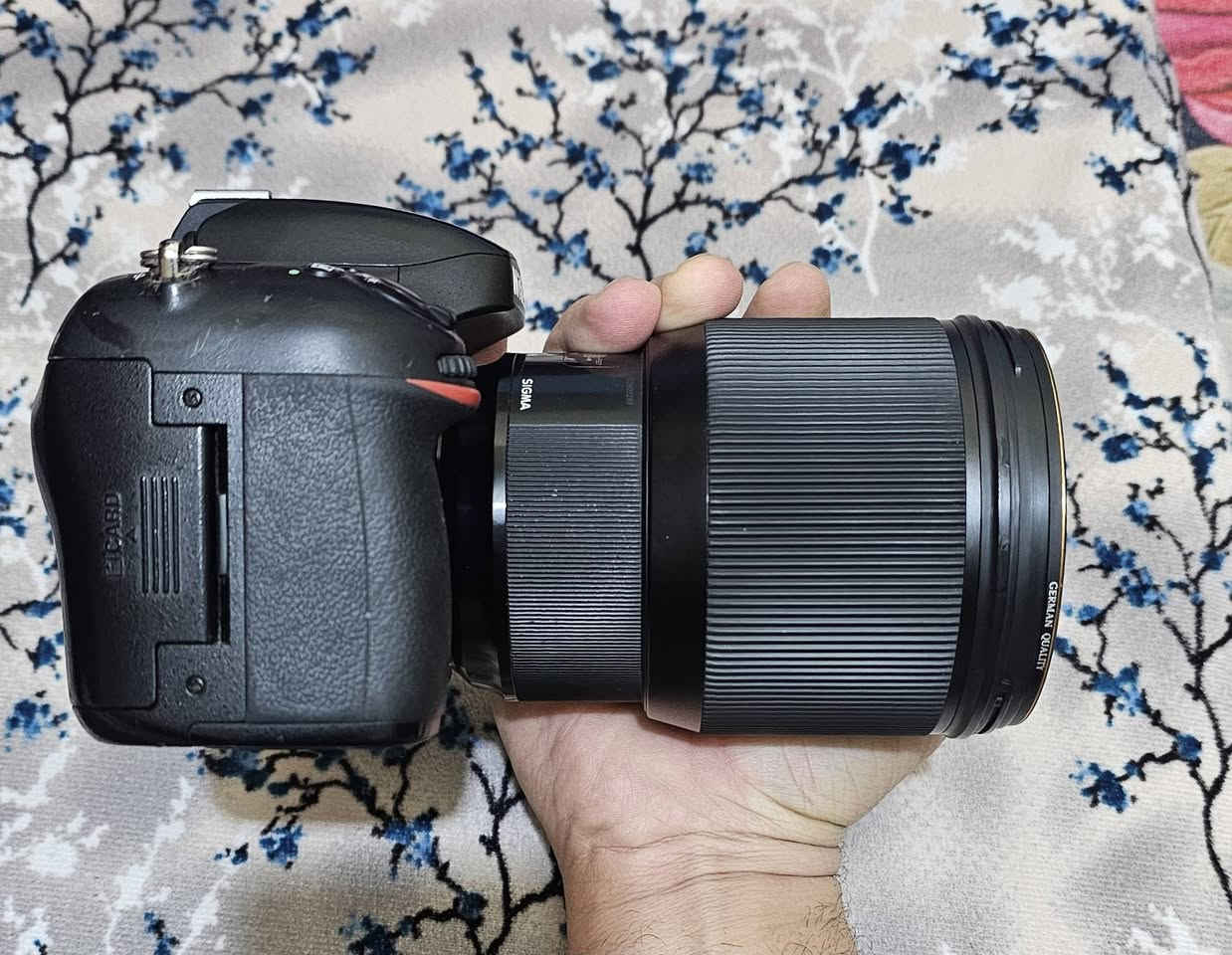 السلام عليكم 
كامرا نيكون 610D مع عدسه 85mm جي ماستر 
مع عدسه 18 105 الكامرا جدا نضيفه العدسه جدا نضيفه 
السعر مليون و٢٥٠ وبيه مجال توصيل موجود للاستفسار ***********
