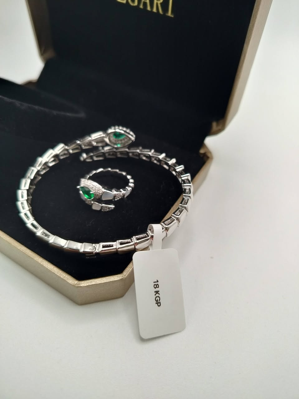 سوار ومحبس ماركة بولكاري مع الملحقات يوجد توصيل


**إذا كنت صاحب هذا الإعلان وتريد حذفه لأي سبب، رجاءا أرسل رسالة إلى الدعم الفني**