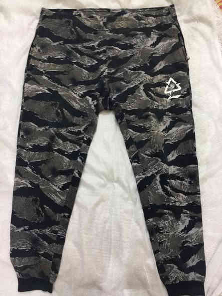 بوجايم عسكر يه مدني قطع مختلفه اللون شي
روعه باله اصلي القياسات مختلفه سعر 10 الف القطعه
نضافه فول للحجز  واتساب ***********
