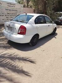 اكسنت ٢٠١٠ ابيض بغداد سعرها ٧٠ ورقة بيها مجال بسيط محرك وگير وحدادية ت...