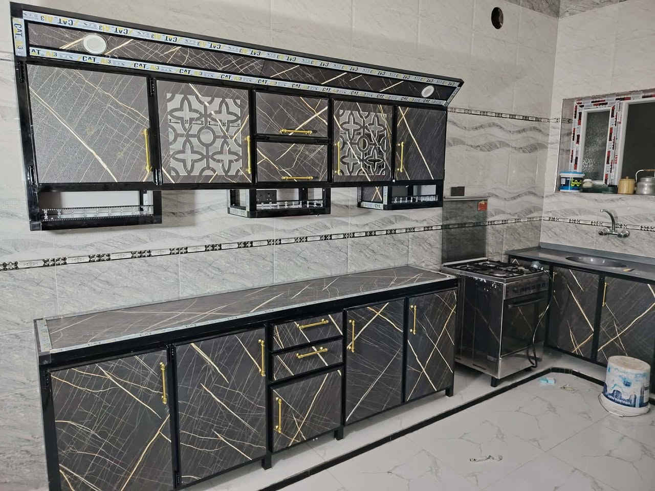 وصلتنا وجبه كاونترات المنيوم جديد مو مستخدم توصيل وشد موجود ***********مترين ونص و٣ متار
