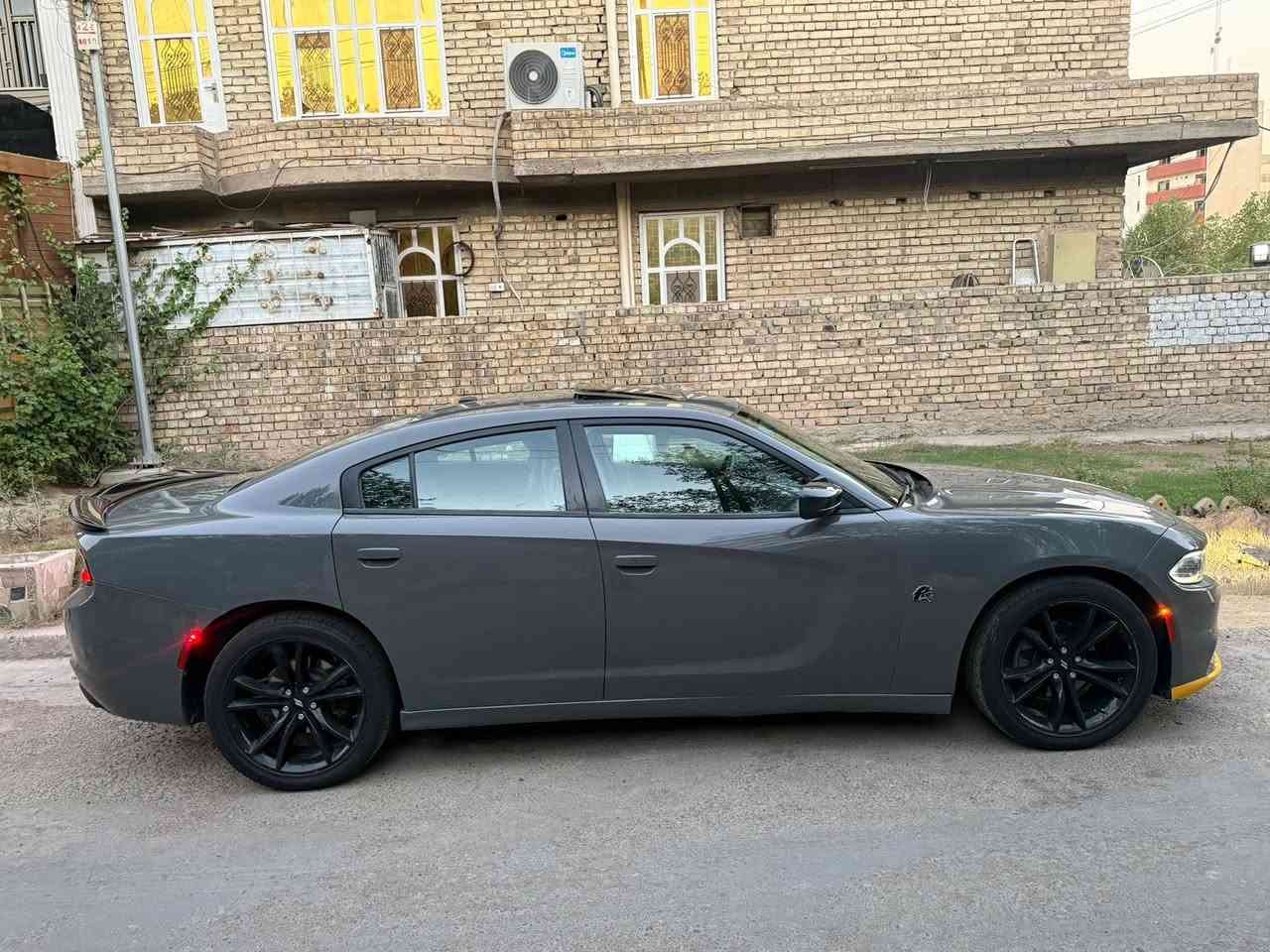 السلام عليكم
دوج جارجر sxt  2019 اسمنتي
السيارة بيها قطعتين صبغ 
رقم بغداد الانكليزي ب اسمي تحويل مباشر
السيارة مواصفات حساسات خلفية كامرة
فتحة سقف سلايت 
السيارة جاهزة من كل النواحي تخم تاير جديد
كير ومحرك كفالة عامة وتبريد ثلج 
السيارة ماشية 62 
مكاني بغداد البلديات 
السعر 225 وبيها مجال 
***********
