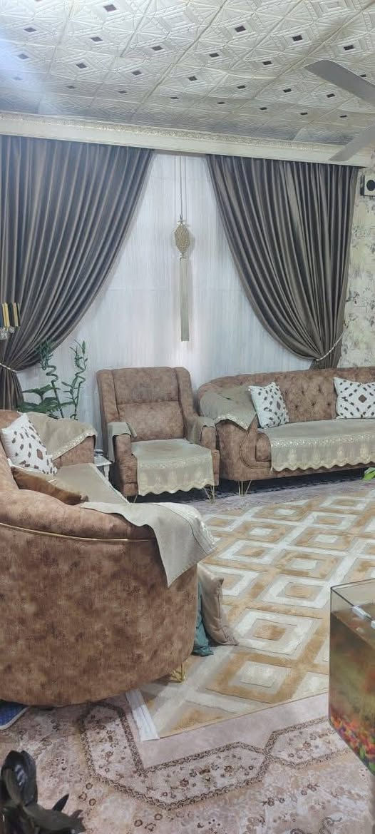 يوجد لدينا بيت المساحه 200 حي الحكيم قرب الحولي البناء استقبال +هول + مطبخ +غرفه نوم + صحيات داخليه +مخزن استفسار على رقم *********** أو على خاص
