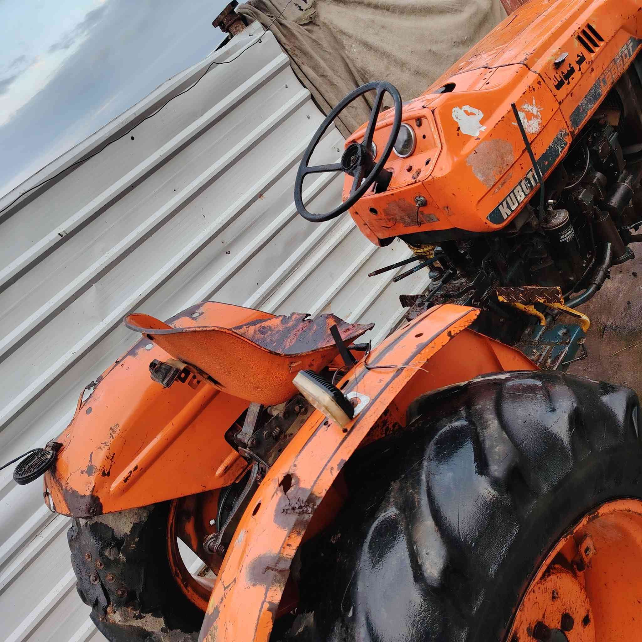 سلام عليكم ورحمة الله وبركاته يوجد للبيع مكينه كابوته مديل ٨٥ مع رفاسه *********** المكان ديالى
