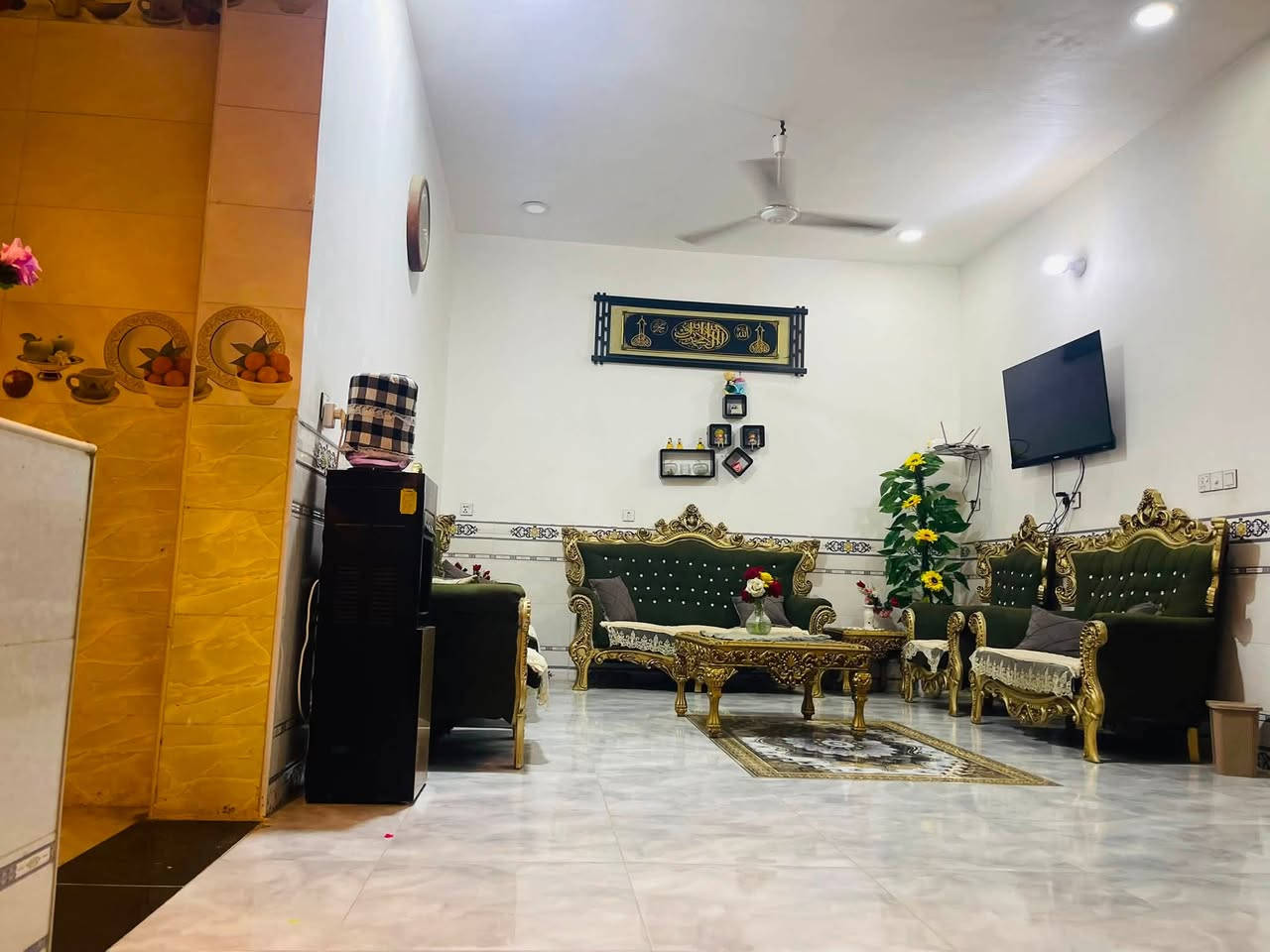 � فرصة مميزة لامتلاك منزل حديث للبيع 🏡
للبيع دار سكني في شارع السياسيين الحولي – مجمع حجي حسين.

✨ مواصفات الدار:

* 📐 المساحة: 200 متر
* 🏠 بناء حديث
* 🛏️ يتكون من غرفتي نوم
    * الغرفة الرئيسية تحتوي على سويت (حمام خاص)
    * غرفة مخصصة للأطفال
* مناسب للعوائل وبمنطقة هادئة.

📞 للاستفسار أو الحجز:
***********
✅ متوفر اتصال وواتساب، أو مراسلة الصفحة.

الجادين فقط، أهلاً وسهلاً بالجميع. �
