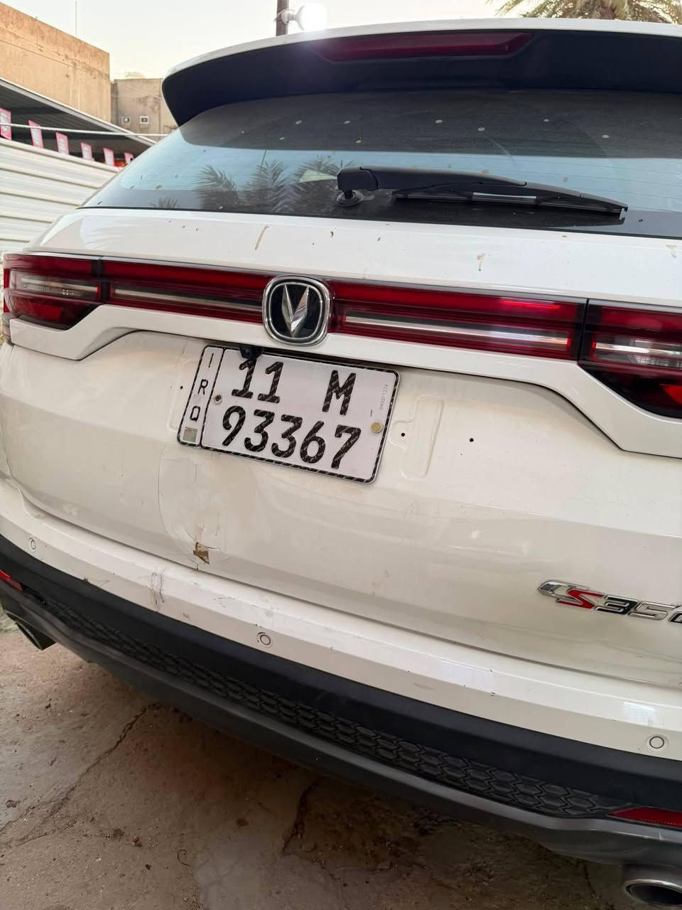 للبيع ...
جانجان CS35 بلس (Changan CS35 Plus) توربو، موديل 2021-2022
​السيارة نظيفة وماشية (154 ألف كم) حقيقي، رقم بغداد ألماني مميز (الحرف M)، والسنوية والهزة جديدة قبل شهرين والفحص كله جديد والسيارة جاهزة للاستخدام وباسمي 
​فول مواصفات:
​المحرك: 4 سلندر، حجم 1400 توربو (1.4L Turbo)، عزم وقوة ممتازة واقتصادية جداً بصرف البنزين.
​الكير: أوتوماتيك (دبل كليتش 7 سرعات) تبديلاته ناعمة ومريحة جداً بالسياقة.
​البصمة: فول بصمة (بصمة تشغيل للمحرك + بصمة أبواب للأقـفال)، وبيها ميزة التشغيل عن بعد من الريموت بلادي.
​الشاشة والتحكم: شاشة لمس جبيرة وعريضة بلادية مدمجة بالطبلون، تحكم ستيرن كامل جهتين، ومثبت سرعة (كروز كونترول)، وياها شاشة عدادات ديجيتال تفاعلية كاملة.
​المقاعد: كشنات جلد بلادي (لون جوزي وأسود) مريحة جداً و5 راكب، كشن السائق كهرباء والمعاون يدوي.
​الكاميرات والحساسات: كاميرا خلفية بلادية + كاميرا جانبية جوة المراية اليمنى وبيها حساسات وقوف خلفية.
​الإضاءة: مصابيح أمامية ليد (LED) بلادية قوية وياها نظام الـ Auto والدي لايت النهارية.
​الأمان: 4 وسائد هوائية (إيرباگ) سليمة، بريك الكتروني (بصمة)، نظام اوتو هولد (Auto Hold)، نظام منع انغلاق المكابح (ABS)، ونظام التحكم بالاستقرار (ESP)، وحساس إطارات.
​التبريد والإضافات: تبريد قطعتين ثلج ما شاء الله (شاشة تحكم باللمس)، فتحة سقف (سلايد روف)، ومرايا جانبية شفط كهربائي تتطوى ويا القفل.
​الويل: ويل براعم حجم 18 بلادي شكل مميز.
●​حالة السيارة :
​المحرك والكير واللوية والكهربائيات وجام الحجر كله بشرط الفحص والجاهزية، ومابيها أي نقص ميكانيكي.
​البدي (الصبغ): السيارة بيها 3 قطع صبغ بالصفحة اليمنى (الباب الأمامي الأيمن، الباب الخلفي الأيمن، وحافة الجاملغ الخلفي الأيمن) أثر شخوط وحكات طبيعية وتصليح تجميلي. بيها طعجة زغيرة جوة لوحة الرقم بالجنطة وشخوط باركينك طبيعية بالدعاميات. الحادث مو قوي، والسيارة شاصي ولغد سليم 100% وبشرط الفحص والسونار موجود مثل ماموضح بالصورة
​المكان: بغداد - السيدية شارع الخيزران
السعر: 110 وبي مجال بسيط للشراي 
للتواصل خاص 
او الاتصال على الرقم : ***********
