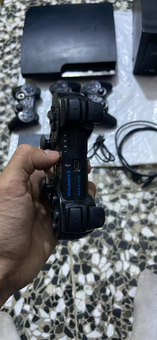 مجموعة غراض بلي ثري سلم شغال  يشتغل گلوب ويطفى سالت على العطل مالته يسونه اباب الشرجي ب 20 الف 
ملحقات كامله مع يو بي اس  اس يحتاج بطارية اعتقد  لان طافي حالياً  وياه 4 جوستيكات وحده تشتغل گلوب والباقيات عاطلات وايضاً هارد خارجي هالموجود وكيبلات شغاله كاملة 
السعر 75  بي مجال قليل للشراي حگ الجية 
مكاني بغداد حي اور ام الكبر والغزلان مقابيل المدينة قطاع 26 
ما انتظر اي احد يخابرني ويجي عليه ابيع تفحص وتاخذ 
رقمي ***********
