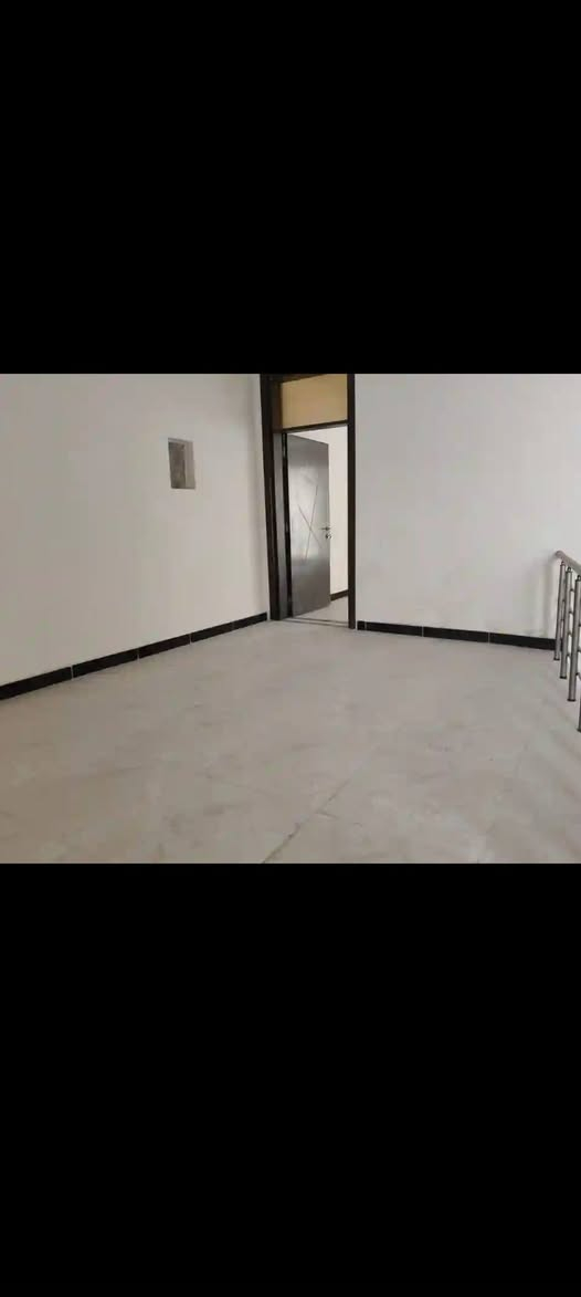 دار للبيـــــــــــــع زيرو صفر مساحه ١٤٠م واجهه ٧م نزال ٢٠م يحتوي الدار
عل طابقين الطابق الاول كراج سياره مجمع صحيات خارجيه 
مطبخ و استقبال صالة غرفه مجمع صحيات داخليه منور 
طابق الثاني صاله زغيره غرفه مجمع صحيات درج صطحين
الموقع حي الفرات شارع شركه حمو رابي قريب عل شارع حمو رابي المنطقه مخدومه الاستفسار ☎️اتصل وتساب  *********** او اتصل مازنجر وشكرا للجميع
