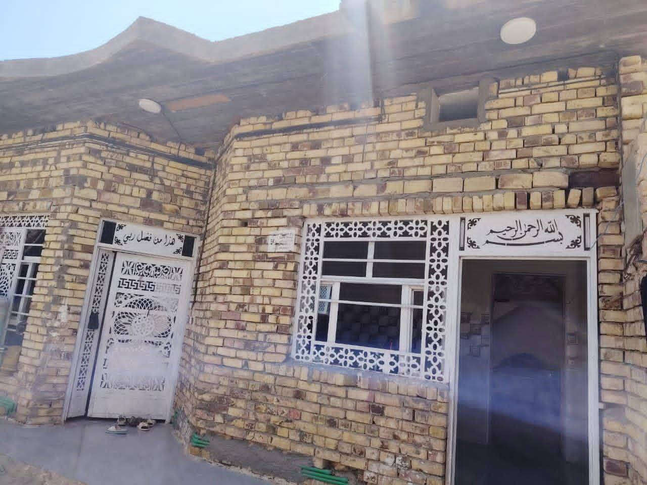 (عرض عقار للبيع)
1-المساحة 100متر ركن
2-البناء2025 رباط كونكريت 
3-الموقع شارع سالم مقابيل حسينية الحجة ابن الحسن العسكري 
4-استقبال -مطبخ -صالة -غرفة-منور-مجمع صحيات 
5-السعر 70 مليون مع المجال 
📞***********
