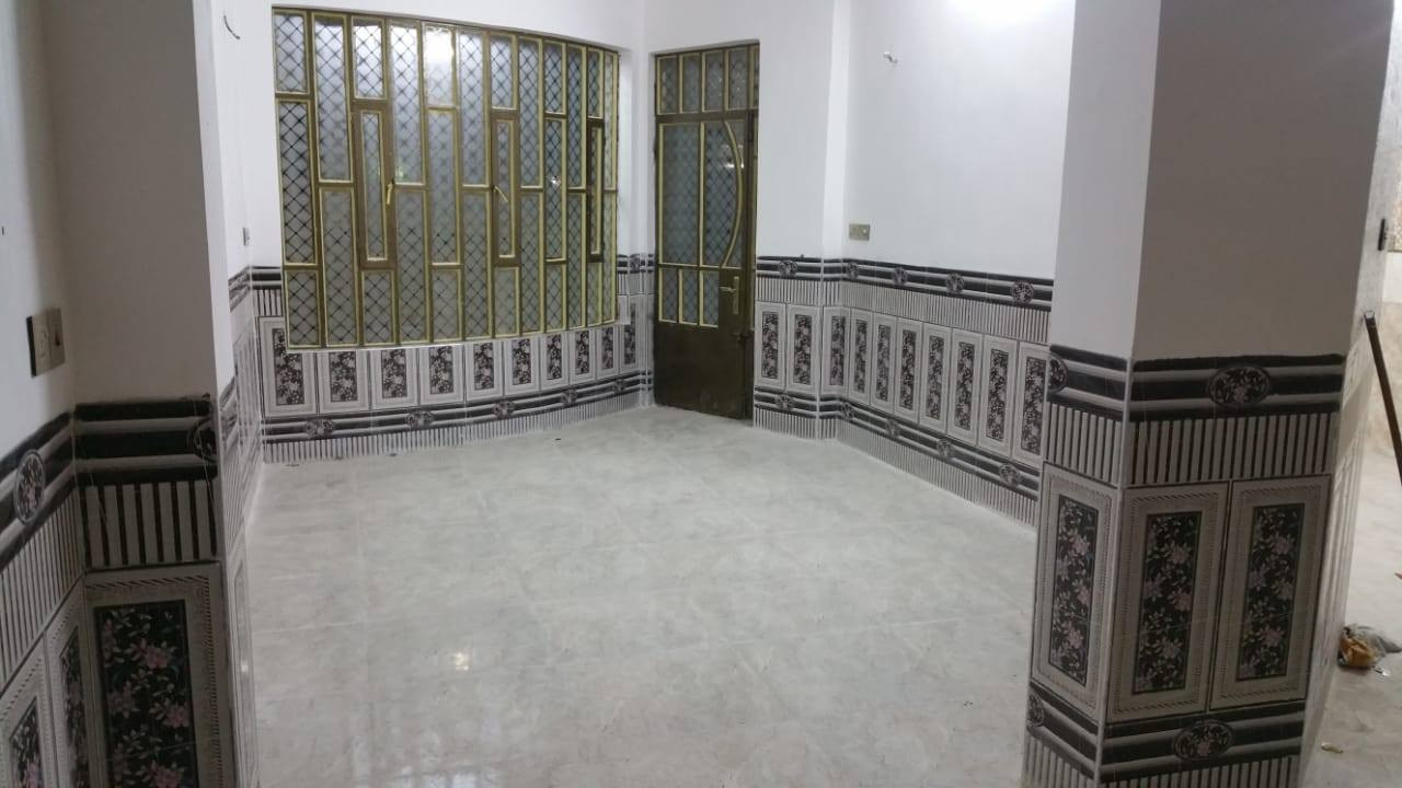 بيت للبيع قريب جداً على مدخل شارع المحيط بداية الطي قرب السيطرة
في أول نزال بالطي دقيقتين عن شارع المحيط 

المساحه١٣٠م 

طابق واحد  بناء حديث كونكريت مسلح كامل من كل التفاصيل وكله شغل درجة أولى 

الواجهة (الجبهة) 7.30م
الواجهه طلس ابيض +مصاطر و مطعم بمرمر أسود عمل درجة أولى 
 
 
النزال 17.80 م 

المحتويات 

-مدخلين للمطبخ+مدخل للاستقبال 

-غرفة نوم 

-حمام+مرافق شرقية+غربية 

-مطبخ كبير مفتوح على الحولي كله سيراميك درجة أولى  للسقف 

-غرفة استقبال كبيرة 

-بيتونة كبيرة 

-سطح مغلف اشتايكر عمل درجة أولى يحتوي على كراج سيارة وحديقة جانبية

-الكراج 5.30×3.20

-الحديقة 5×3.6م 

كله كامل

والارضية الداخلية كلها بورسلين ايفا درجة أولى 

مع إزارة هندية لكل البيت سيراميك هندي درجة أولى 

_ الطرمة الخارجية سيراميك حامضي درجة أولى + حديقة خارجية 

الموقع بداية منطقة الطي يبعد عن الامامين الكاظمين عليهما السلام 15 دقيقة مشيا على الأقدام 
و 3 دقائق بالسيارة 

 قطعة رقم 1 شارع الكامرات نزال أسواق الامير سابع الفرع على جهة اليسار

السعر مناسب جداً 
للتواصل على الواتساب أو الاتصال على الرقم ***********
