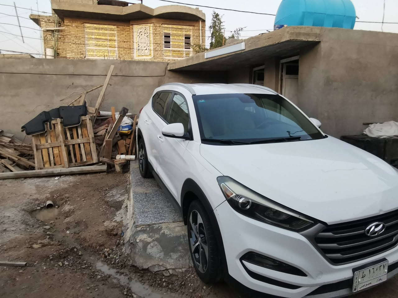 السلام عليكم
توسان موديل ١٧ وارد أمريكي مكينة ١٦٠٠ تيربو 
كشن كهرباء صندوق كهرباء سايد بريك بالرجل كشنات مخمل ماشية ٩٣ 
رقم بغداد
١٢٥ وبيها مجال بسيط
تليفون ***********
بغداد مدينة الصدر
