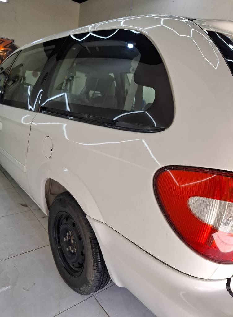 كلايسلر دوج كرفان ٢٠٠٧ محرك ٣٣٠٠ جديد وكير .كشنات بلع سياحي ٧ راكب . طويلة .تبريد قطعة وحدة
ضرر طخة بلباب السلايت فقط وبيها مكانات صبغ تلكيطات بدون ضرر وتصوير موجود سيارة جاهزة نقصها فقط مشط وكمبريسر تبريد . رقم انكليزي بغداد باسمي وهزة وسنوية جدد تحويل مباشر . مكانها بغداد محمودية رقم هاتف *********** 
و *********** بغداد, العراق
