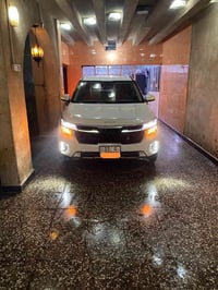 كيا سليتوس للبيع ٢٠٢٤ فول عدى الفتحه sx داخل مشمشي ماشيه 6000 ميل لايت...