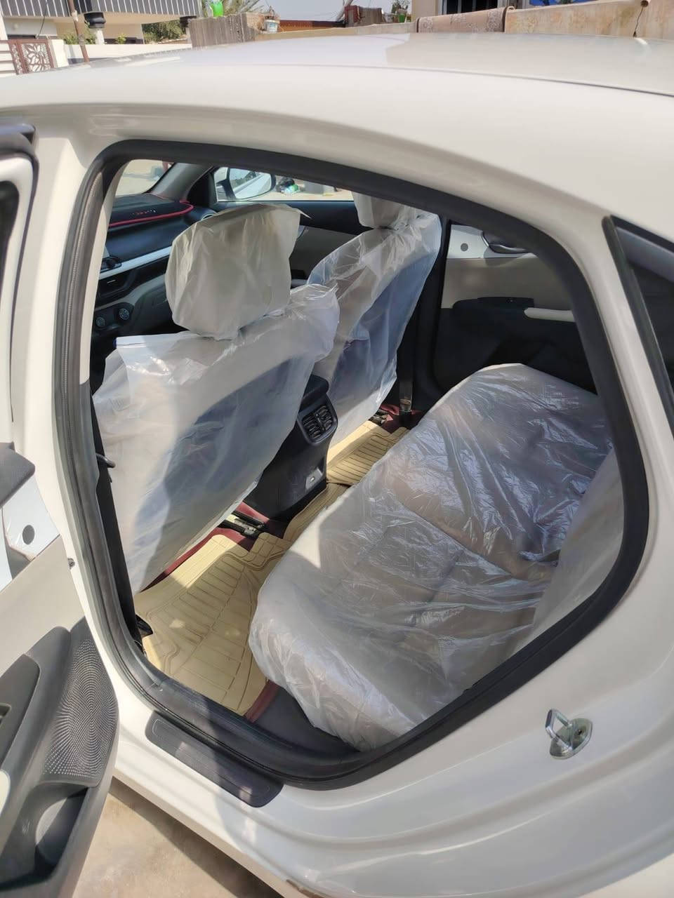 السلام عليكم
اللهم صل على محمد وال محمد 

سيارة سيراتو للبيع موديل   2022       *   حجم المحرك  1600
*    رقم السيارة اربيل 
*   داخل السيارة لونين 
*   التبريد قطعتين 
*    تحويل او  وكالة  

 مكفولة كفالة عامة كير ومحرك وكشر  
مكان السيارة واسط قضاء العزيزية 
***********
