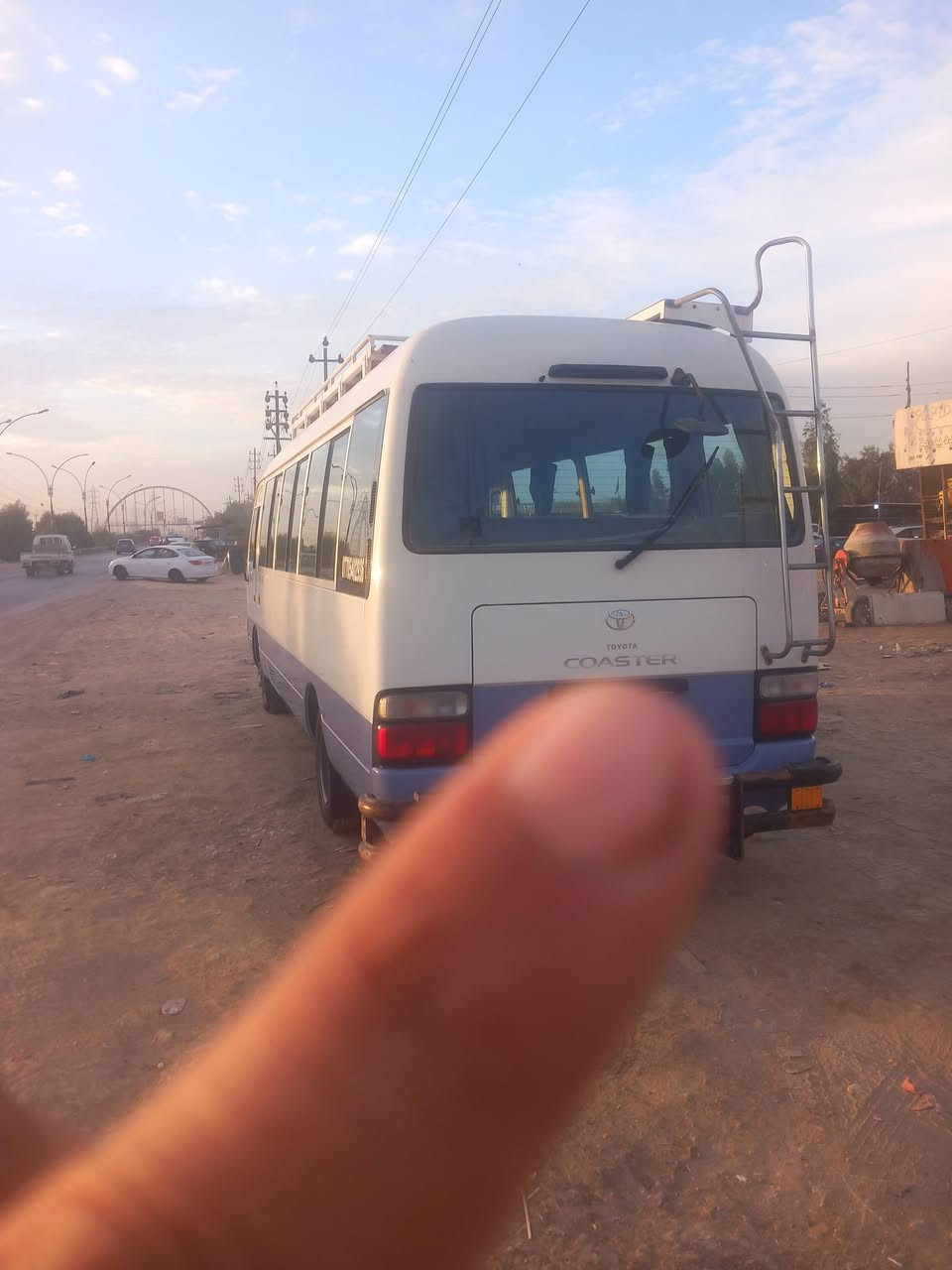 السلام عليكم كوستر للبيع ٢٠٠٩ بيهه قطعتين صبغ صغار والباقي كفاله. فاتح اربع وياله تدفئه وتبريد كله جديد مكينه وكير واكسل وحداديه كفاله مدوشمه ونايلون قلاب استاركس. سله وحاكيه بلادي سيبايه ودرع ودرج كاملات .... سعرها ٢٦٠ وبيهه قليل للشراي  مكانهه بغدا***********
